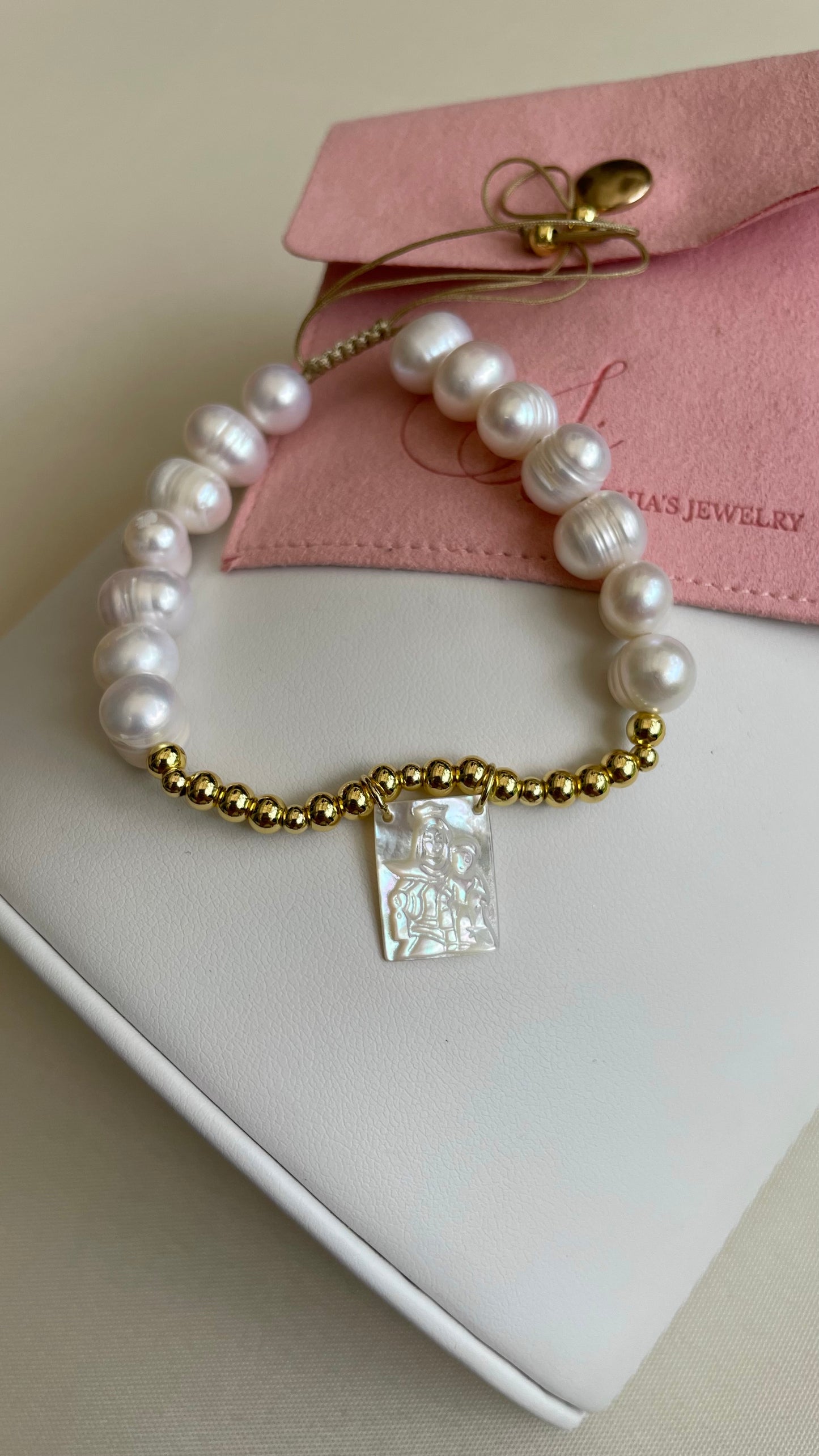 Pulsera ajustable con piedras de río