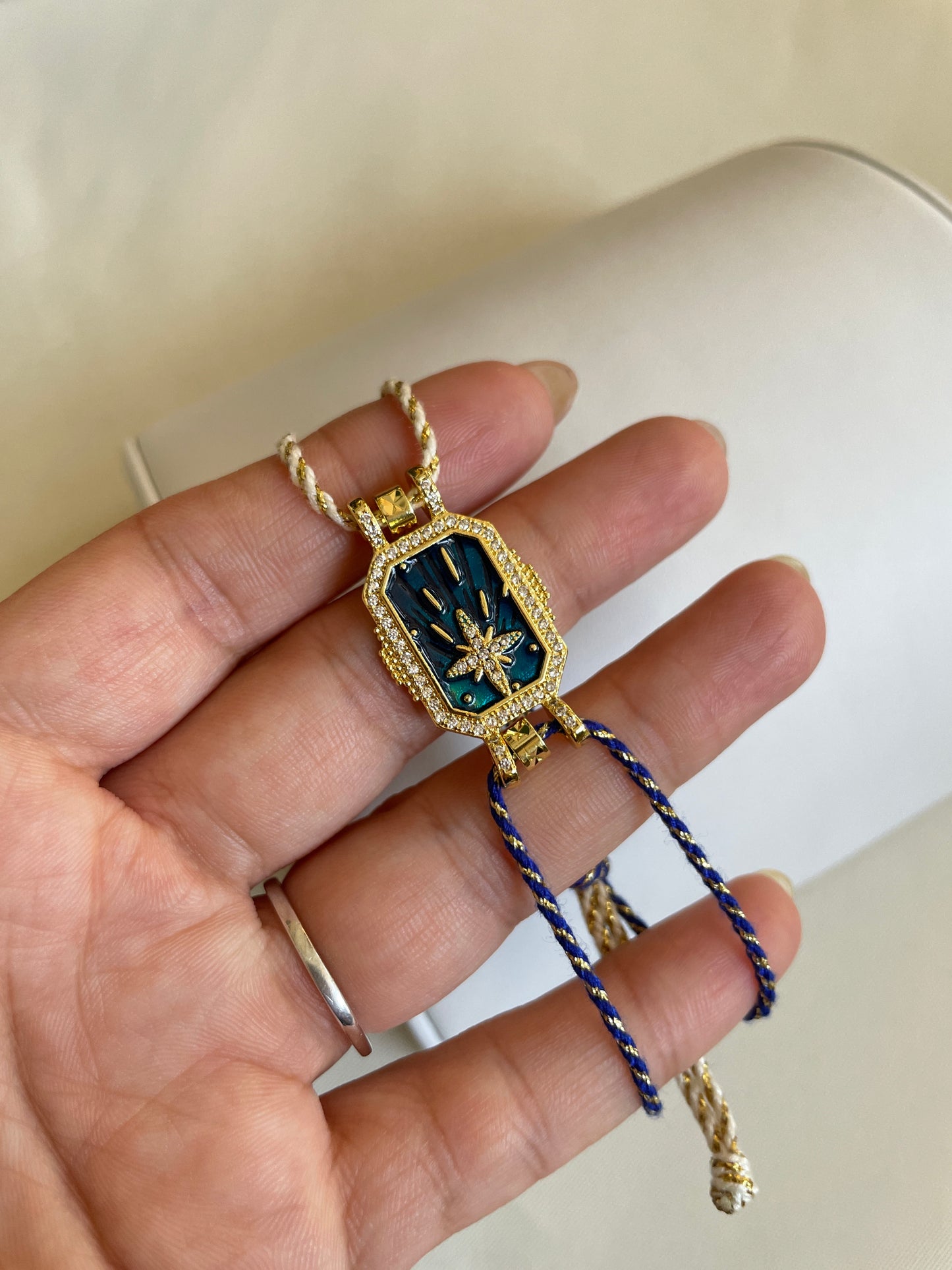 Pulseras ajustables de hilo