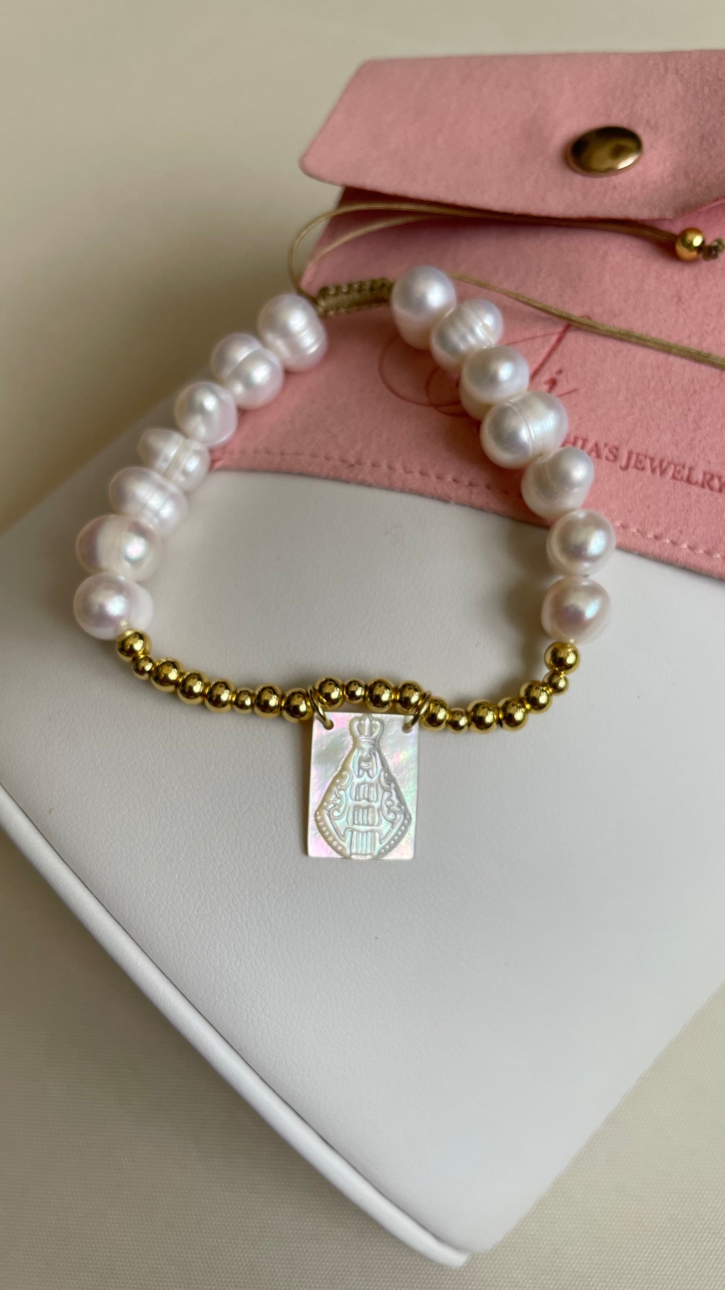 Pulsera ajustable con piedras de río