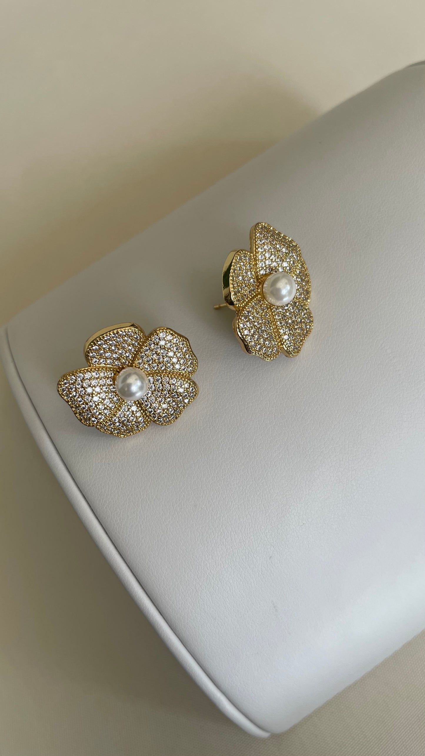 Aretes de perla medianos