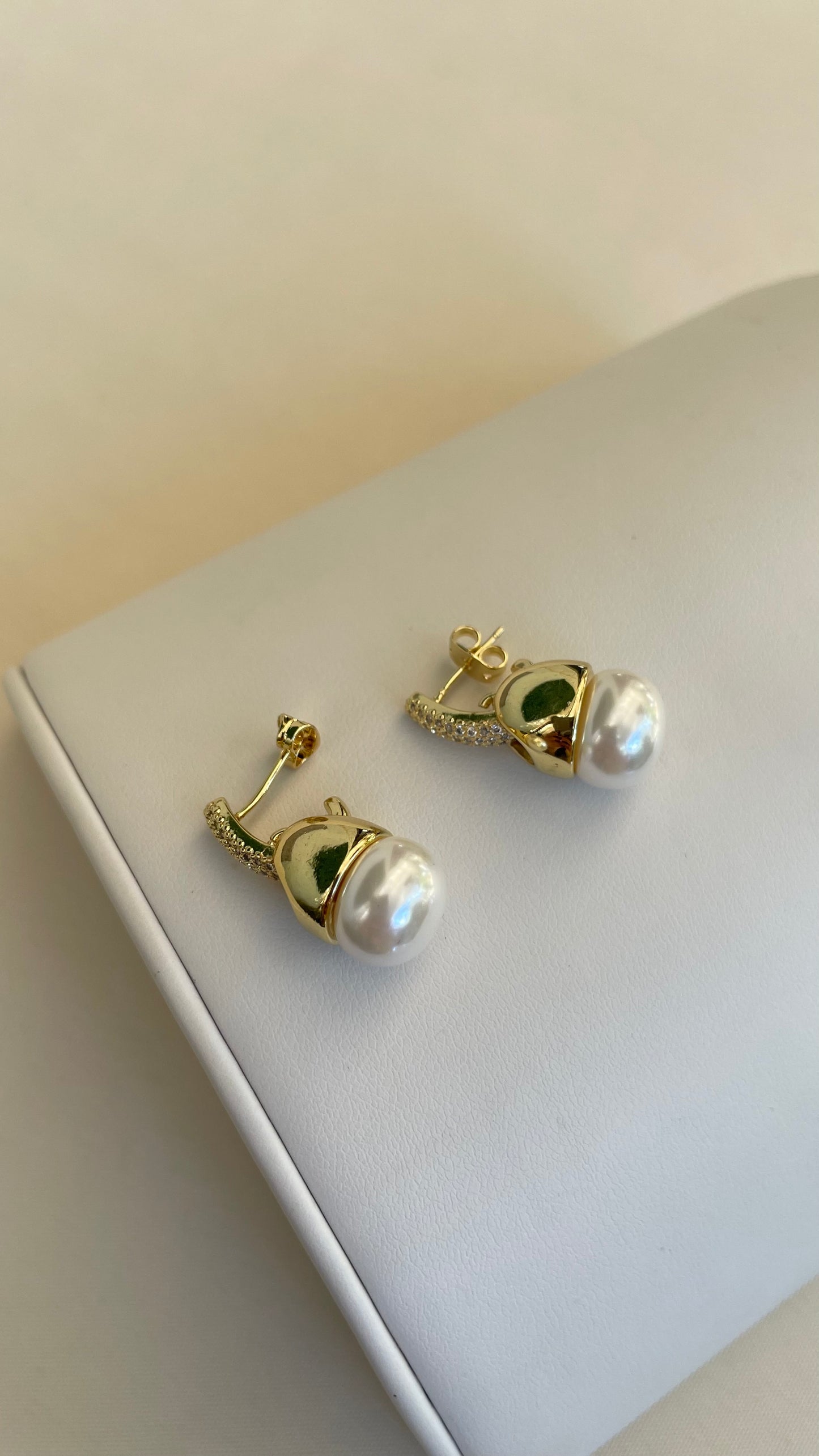 Aretes de perla medianos