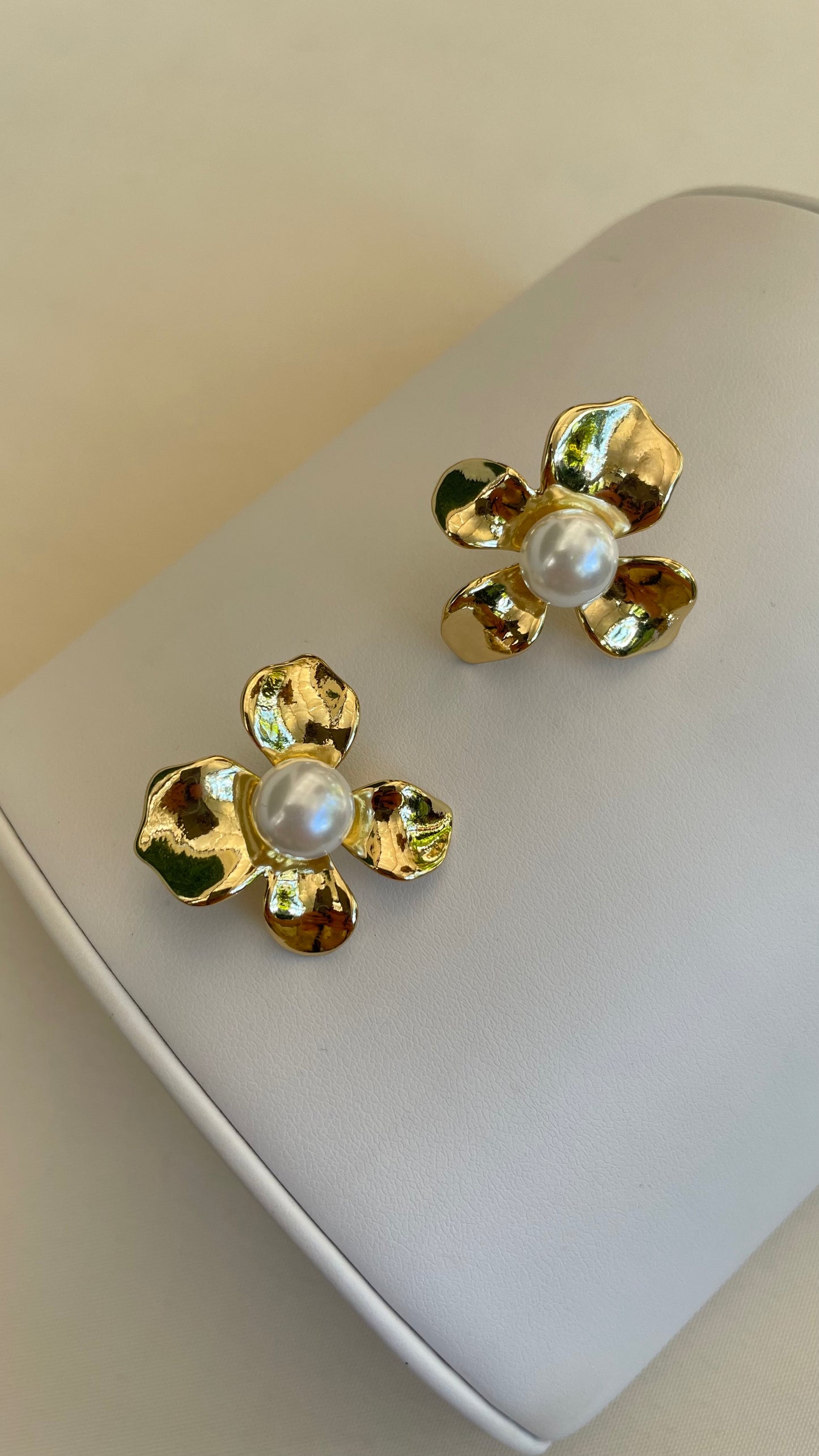 Aretes de perla medianos