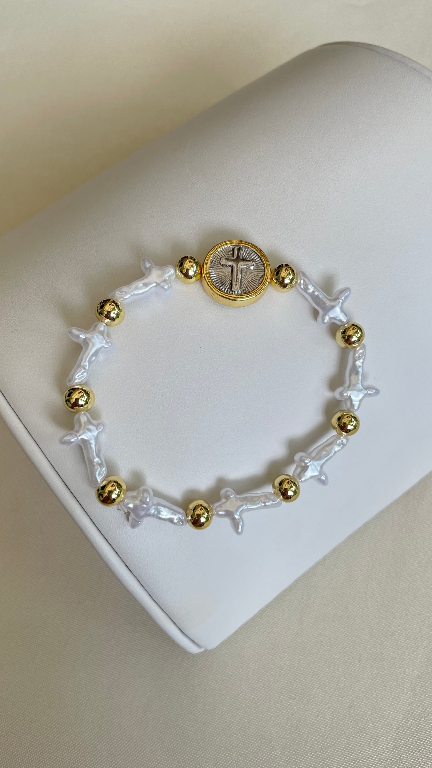 Pulsera ajustable con piedras de río