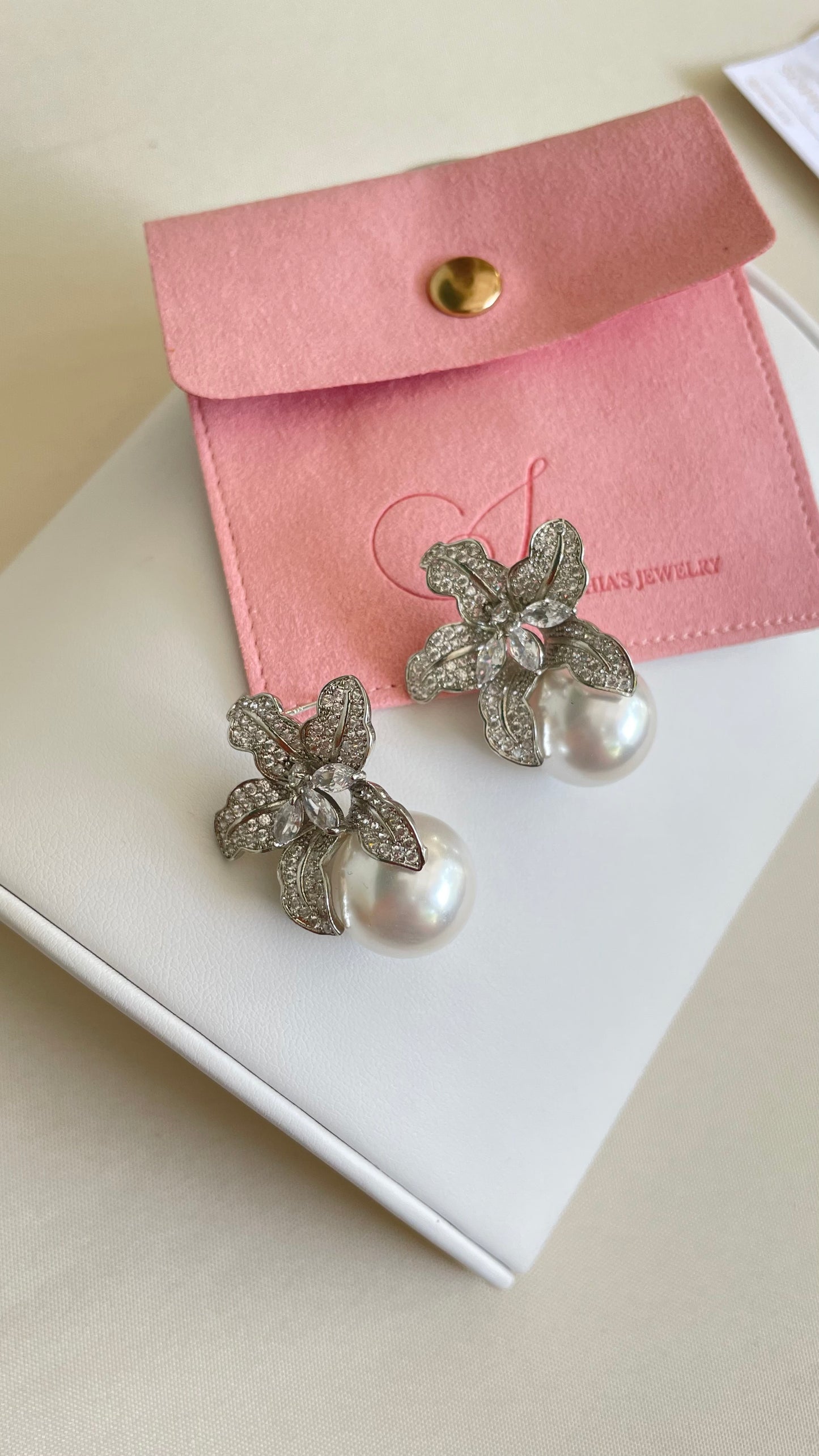 Aretes de perla medianos