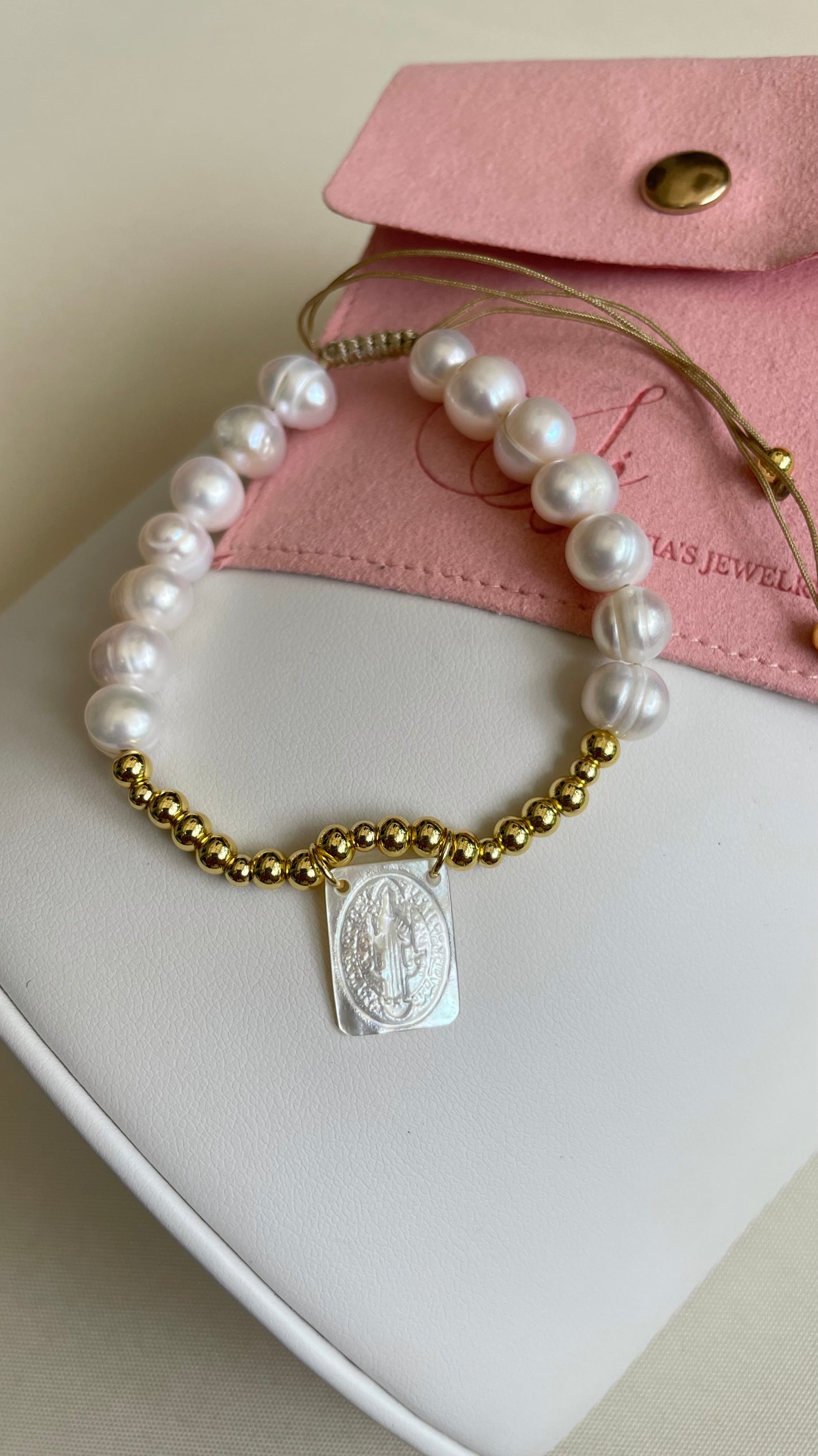 Pulsera ajustable con piedras de río
