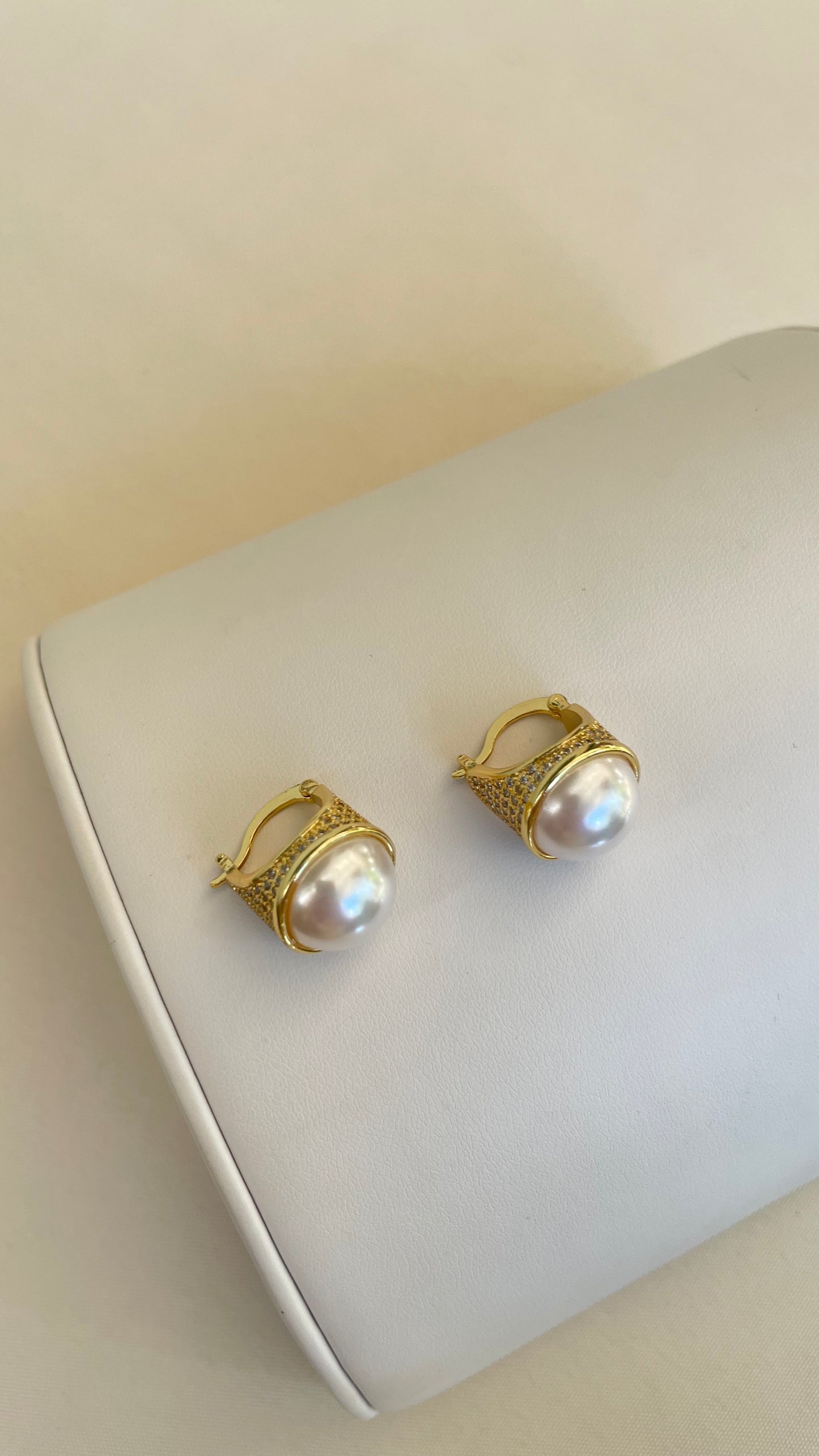 Aretes de perla medianos