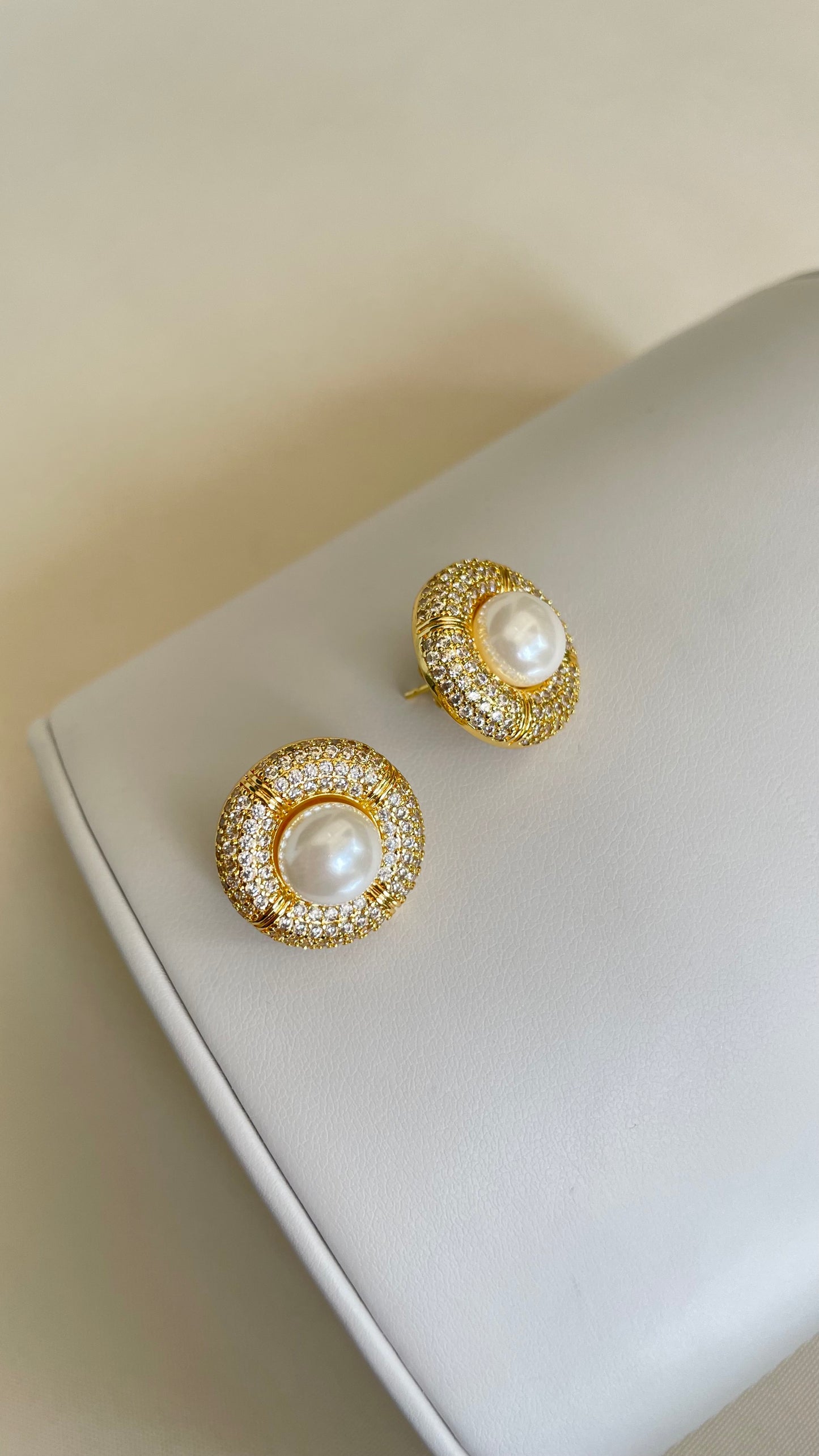 Aretes de perla medianos