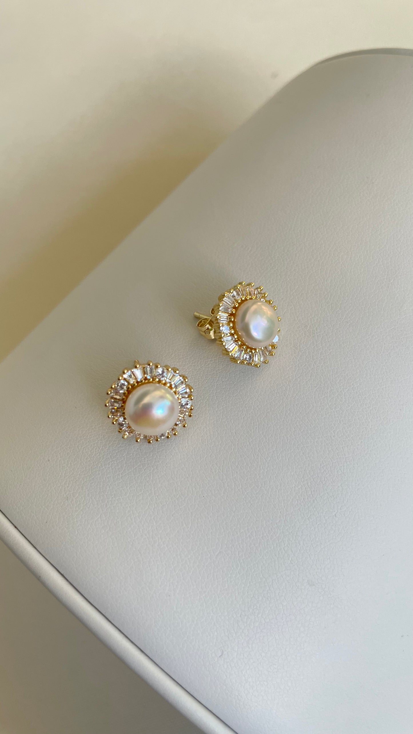 Aretes de perla medianos