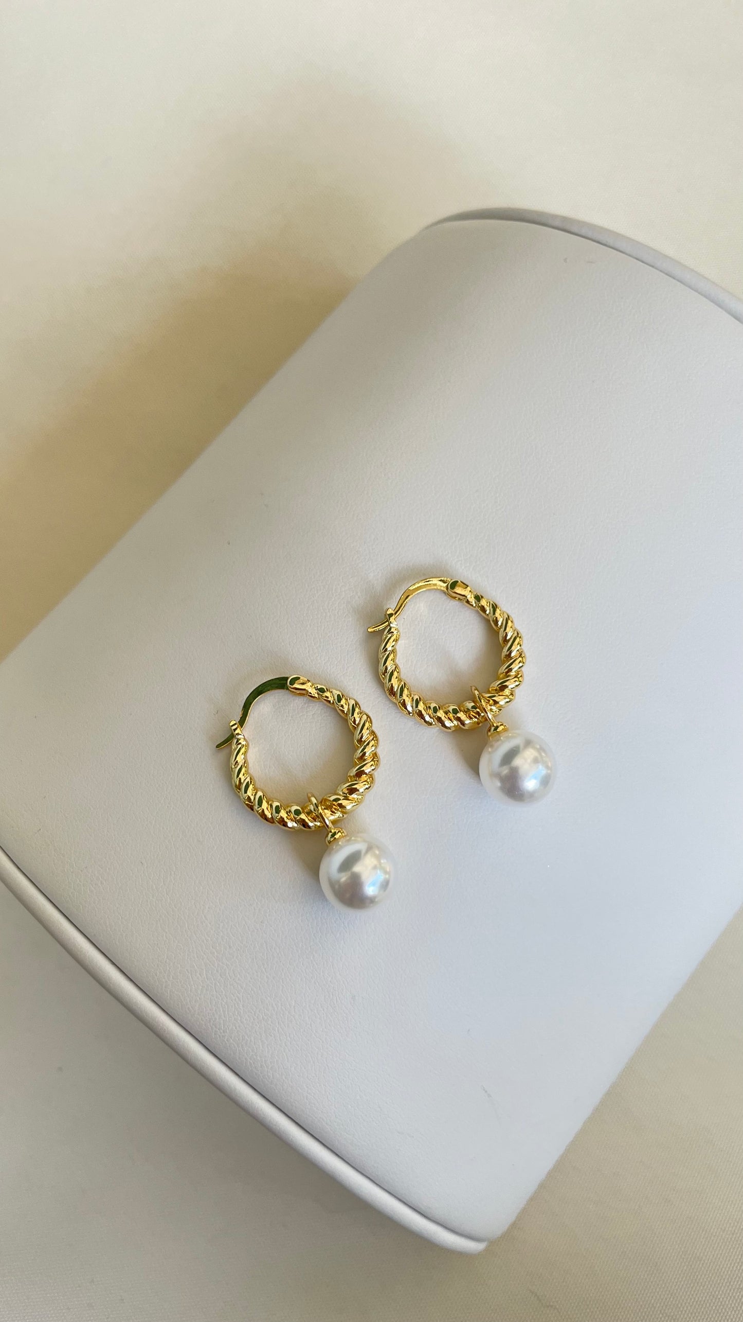 Aretes de perla medianos